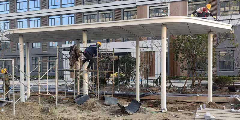 江苏兴恒候车亭厂家南通大学长廊项目圆满安装完毕